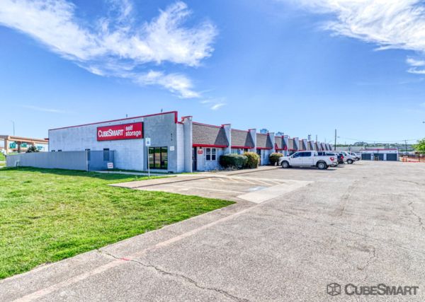 CubeSmart Self Storage TX Fort Worthy N Freeway - 613 North Freeway