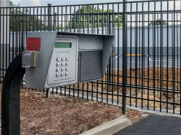 Extra Space Storage - 8251 - East Tampa - 601 S Falkenburg Rd - 601 South Falkenburg Road