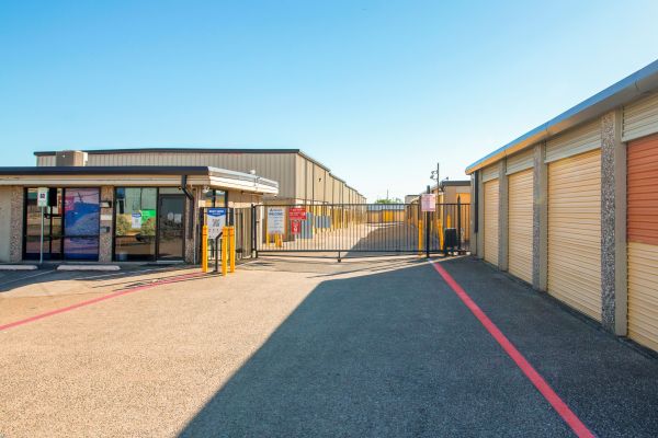 Devon Self Storage Dallas, Texas - 1606 Plantation Road