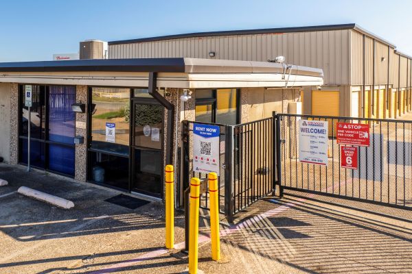 Devon Self Storage Dallas, Texas - 1606 Plantation Road