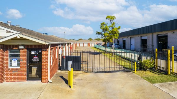 Devon Self Storage - 9273 - Bissonnet St - 9840 Bissonnet Street