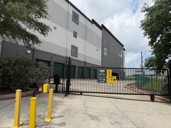 Extra Space Storage - 2226 - San Antonio - Encino Commons - 21703 Encino Commons