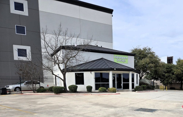 Extra Space Storage - 2226 - San Antonio - Encino Commons - 21703 Encino Commons
