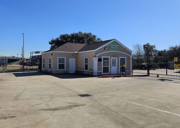 Extra Space Storage - 2087 - Houston - 9831 W Bellfort Ave - 9831 West Bellfort Avenue