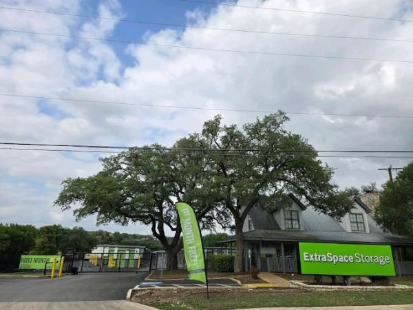 Extra Space Storage - 2218 - San Antonio - N Coker Loop - 907 North Coker Loop