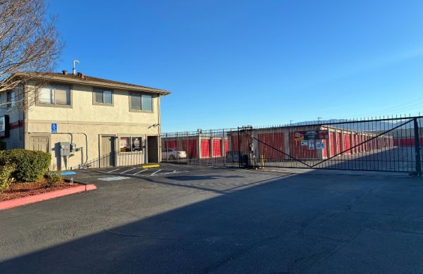 Leonard's Lockers Self Storage - 816 Elvee Drive