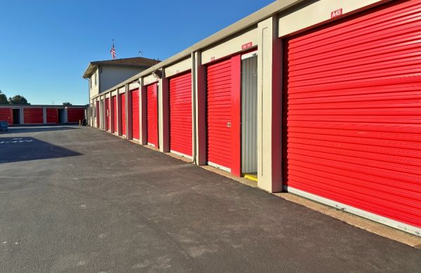 Leonard's Lockers Self Storage - 816 Elvee Drive