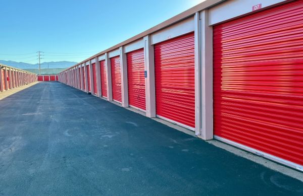 Leonard's Lockers Self Storage - 816 Elvee Drive