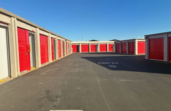 Leonard's Lockers Self Storage - 816 Elvee Drive