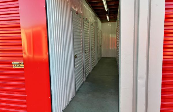 Leonard's Lockers Self Storage - 816 Elvee Drive