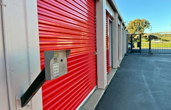 Leonard's Lockers Self Storage - 816 Elvee Drive