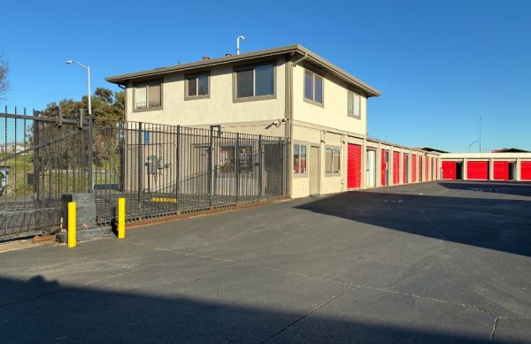 Leonard's Lockers Self Storage - 816 Elvee Drive