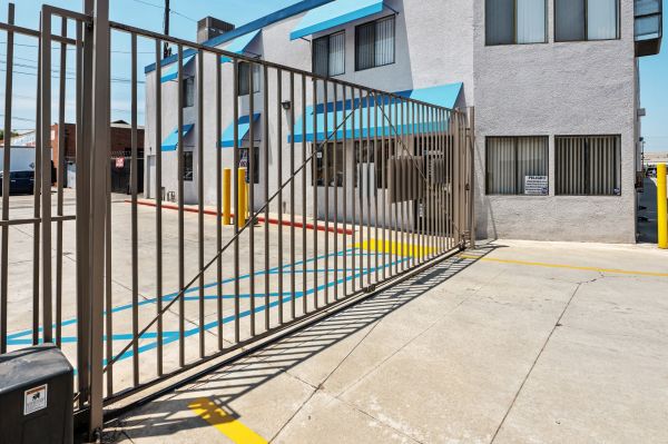 Huntington Park Self Storage - 5961 Santa Fe Avenue