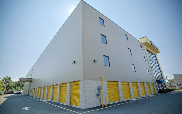First Month free and 40 percent off your Rent - 196 Piaget Avenue