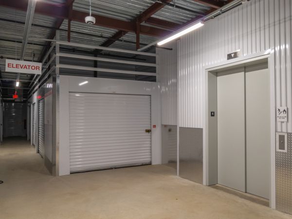 10 Federal Storage - E US 290, Bldg 200 - 3975 U.S. 290