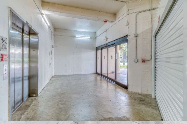 Avid Storage - Pembroke Pines - 8321 Pines Boulevard