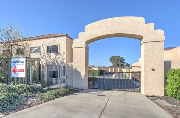 Fort Locks Self Storage - 1088 Huston St