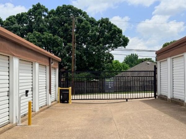 Extra Space Storage - 5067 - Grapevine - N Scribner St - 401 North Scribner Street