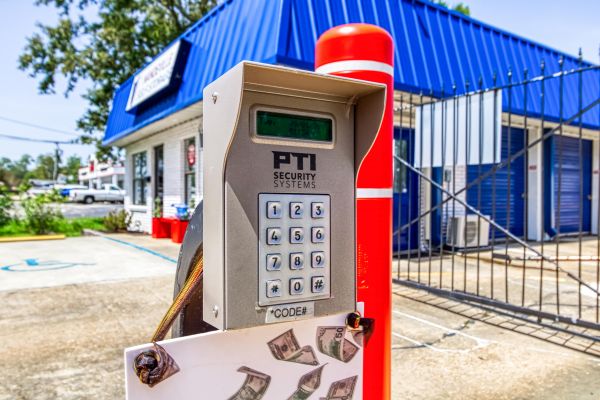 Mandeville Self Storage - 2425 Florida Street