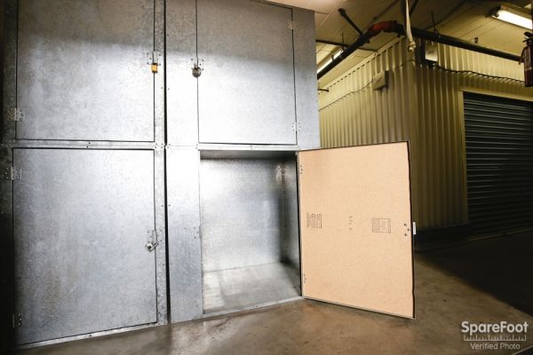 Beverly Hills Self Storage - 9014 Wilshire Blvd