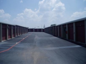 Uncle Bob's Self Storage - Arlington - 4320 Little Rd - Photo 3