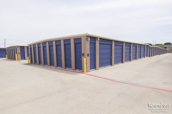 Macho Self Storage - Irving - 3930 Valley View Ln