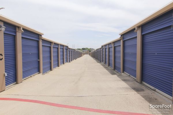 Macho Self Storage - Irving - 3930 Valley View Ln