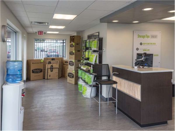 Extra Space Storage - 1115 - Edison - Oak Tree Rd - 1660 Oak Tree Road
