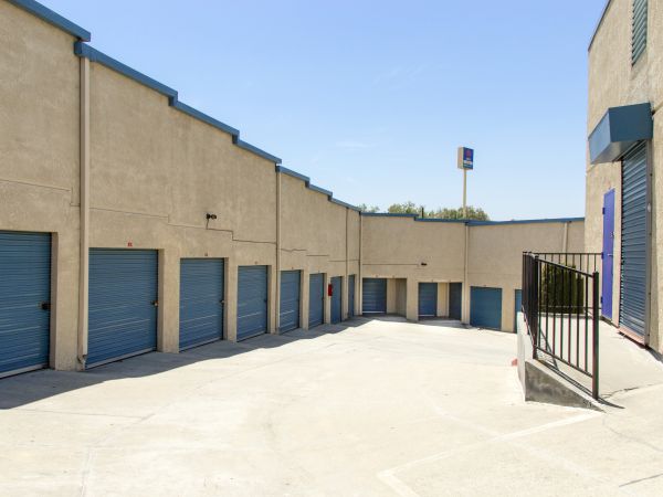 Best RV Storage - 5913 Esperanza Avenue