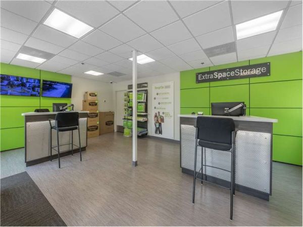 Extra Space Storage - 0828 - Falls Church - Hollywood Rd - 2820 Hollywood Road