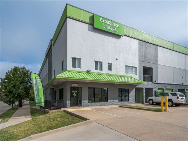 Extra Space Storage - 0755 - Dallas - McKinney Ave - 4920 Mckinney Avenue