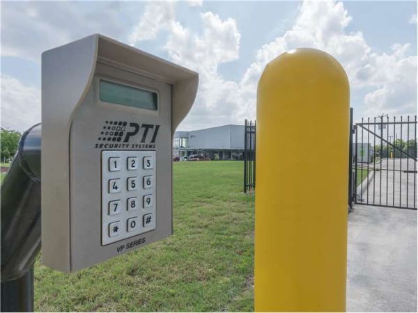 Extra Space Storage - 8766 - San Antonio - 12211 N IH -35 - 12211 Interstate 35 Frontage Road
