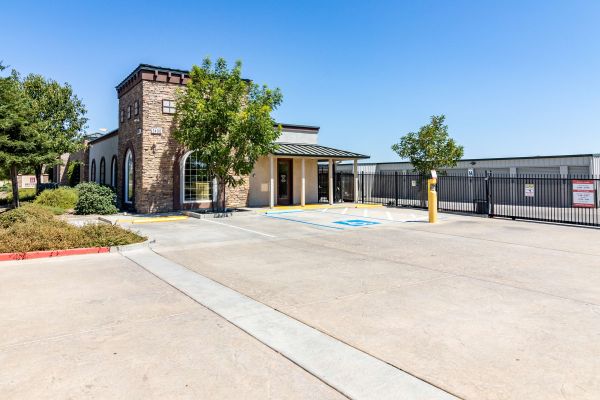 Security Public Storage - 2400 East Monte Vista Avenue