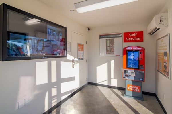 Public Storage - Tampa - 8421 W Hillsborough Ave - 8421 W Hillsborough Ave