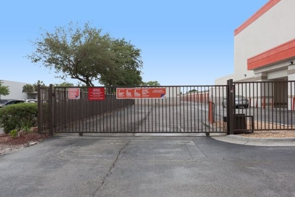 Public Storage - Tampa - 8230 N Dale Mabry Hwy - 8230 N Dale Mabry Hwy