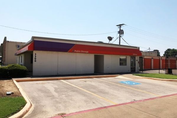 Public Storage - Pantego - 2300 West Park Row - 2300 West Park Row