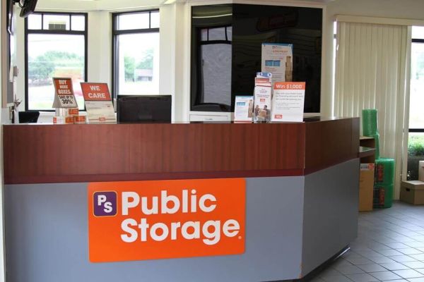 Public Storage - Lewisville - 601 North Stemmons Freeway - 601 North Stemmons Freeway