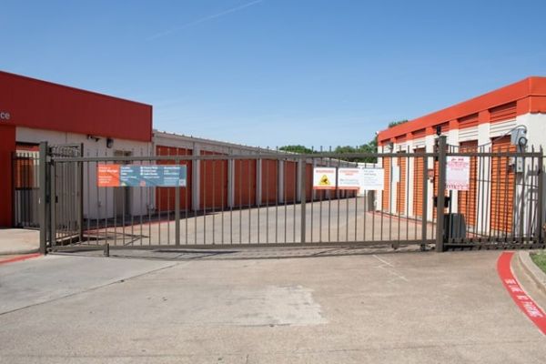 Public Storage - Irving - 1520 W Irving Blvd - 1520 W Irving Blvd