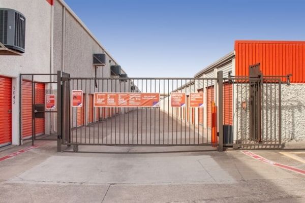 Public Storage - Dallas - 12075 Denton Drive - 12075 Denton Drive
