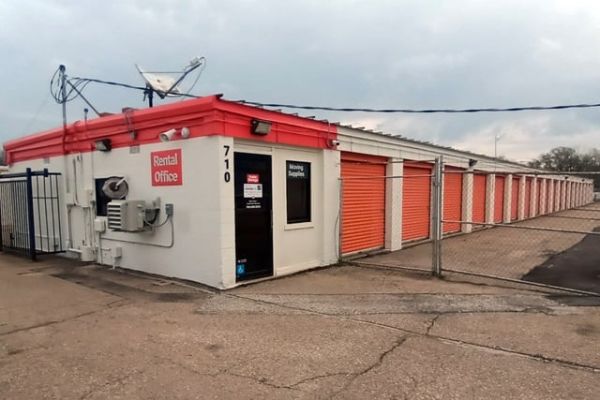 Public Storage - Topeka - 710 SE 8th Ave - 710 SE 8th Ave