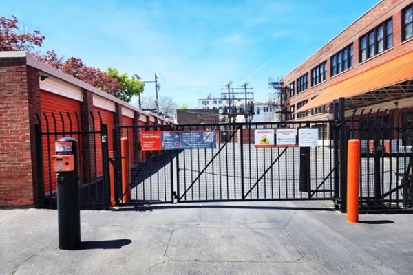 Public Storage - Chicago - 2101 W Howard Street - 2101 W Howard Street