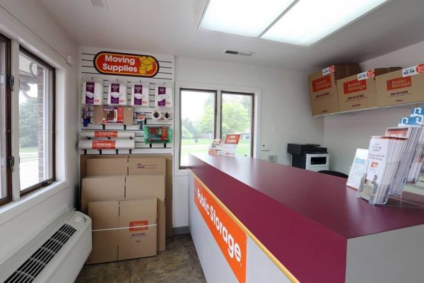 Public Storage - Schaumburg - 130 Hillcrest Blvd - 130 Hillcrest Blvd