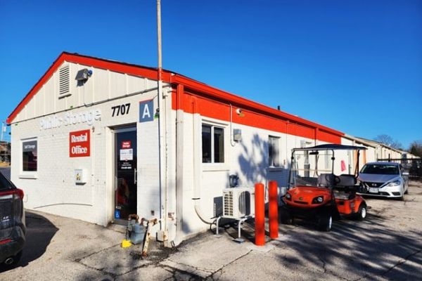 Public Storage - Gladstone - 7707 N Oak Trafficway - 7707 N Oak Trafficway