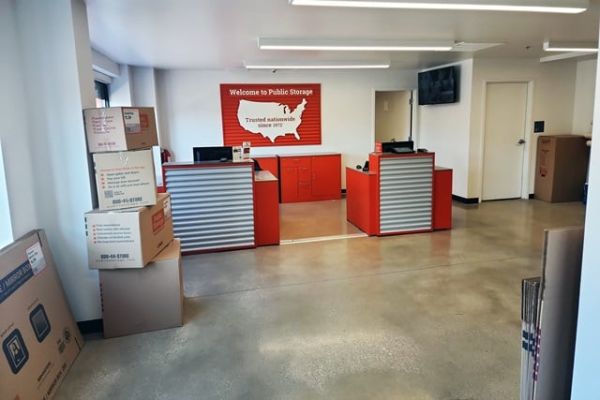 Public Storage - Chicago - 1711 W Fullerton Ave - 1711 W Fullerton Ave