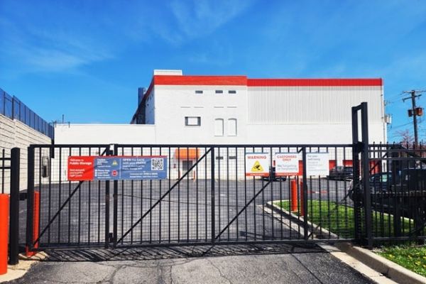 Public Storage - Chicago - 1711 W Fullerton Ave - 1711 W Fullerton Ave