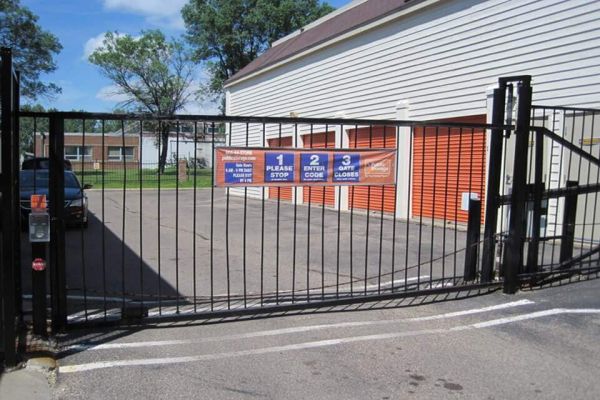 Public Storage - Golden Valley - 2300 Winnetka Ave N - 2300 Winnetka Ave N