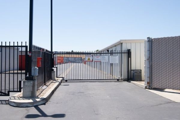 Public Storage - Tracy - 300 E Larch Road - 300 E Larch Road
