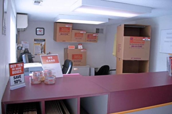 Public Storage - West Haven - 125 Railroad Ave - 125 Railroad Ave