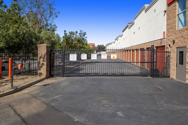 Public Storage - Sylmar - 16045 Foothill Blvd - 16045 Foothill Blvd