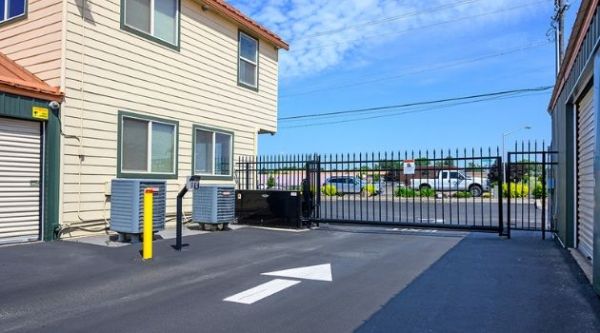 Storage Quest Self Storage - 2340 Melrose St